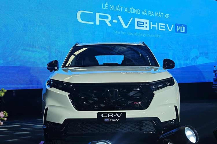 Ngoại thất xe chủ yếu tập trung vào màu sắc khi bản RS có nhiều chi tiết màu đen bóng còn bản L nhựa đen mờ... Điểm khác biệt đáng kể là phiên bản L không có đèn sương mù sau, không có đèn hỗ trợ vào cua chủ động.