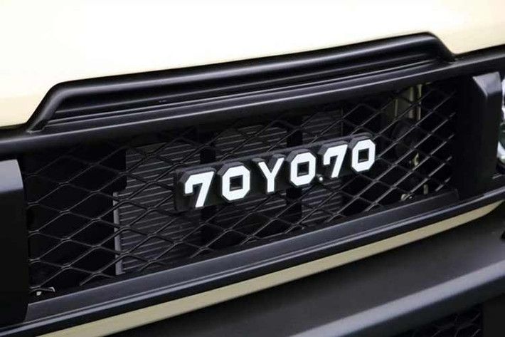 Phần còn lại của thân xe về cơ bản vẫn được giữ nguyên như Suzuki Jimny. Tuy nhiên, hãng độ đã bổ sung một số chi tiết ''có cho vui'' như các khe gió phụ bên sườn, lưới giả phía sau, cùng cụm đèn hậu mới. Đáng chú ý, chiếc Suzuki Jimny độ này còn có dán nhãn AdBlue giả ở bên hông nắp ca-pô, gợi nhớ đến bản máy dầu của Toyota Land Cruiser mặc dù xe thực tế chỉ dùng động cơ xăng.