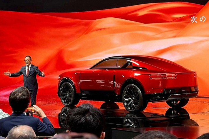 Quyết định này được xem là lời khẳng định đanh thép về bản sắc và triết lý vận hành khác biệt của Toyota trước các đối thủ sừng sỏ. Về Cái tên Century, từ lâu mẫu xe sang này đã là biểu tượng cho sự quyền quý và chuẩn mực cao nhất của Toyota tại thị trường nội địa.