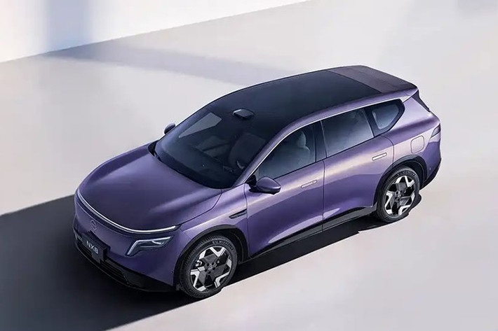 Thiết kế ngoại thất của Nissan NX8 nổi bật với mặt ca-lăng đóng kín đặc trưng của xe năng lượng mới, nhấn mạnh bằng dải đèn LED vắt ngang. Tay nắm cửa dạng ẩn giúp thân xe mượt mà hơn. Trong khi đó, phần đuôi xe tạo sự tương đồng với đầu xe bằng cụm đèn hậu LED nối liền hai bên.