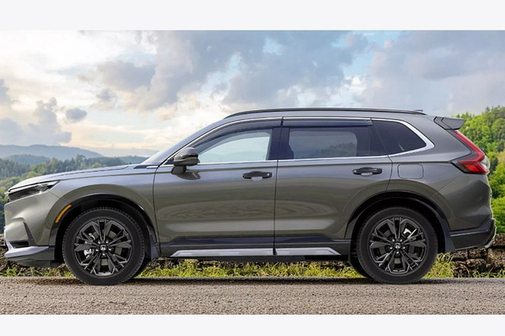 Điểm đáng chú ý là CR-V mới tại Nhật được phân phối với hai phiên bản hybrid e:HEV, gồm bản tiêu chuẩn RS và bản cao cấp RS Black Edition. Trong khi nhiều thị trường khác như Mỹ cung cấp nhiều tùy chọn, bao gồm cả các phiên bản thiên về off-road như TrailSport, thì tại Nhật Bản, Honda lại chọn cách tiếp cận đơn giản và tinh gọn hơn.