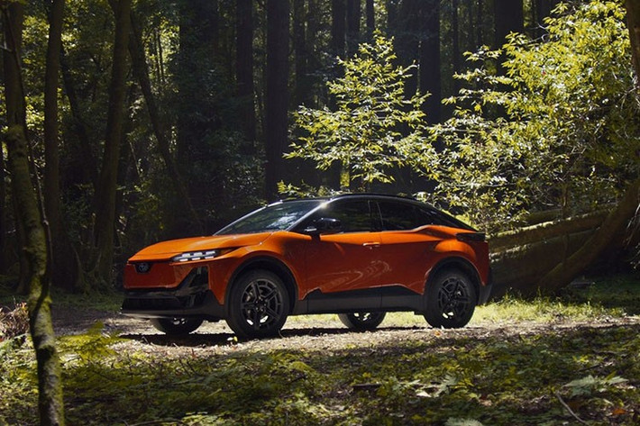 Subaru Uncharted sử dụng cổng sạc tiêu chuẩn Bắc Mỹ (NACS), cho phép sạc tại các trạm Supercharger của Tesla. Theo Subaru, thời gian sạc từ 10% đến 80% pin mất khoảng 30 phút với nguồn sạc DC 150 kW. Xe cũng hỗ trợ sạc chậm AC với công suất 11 kW. Giá bán của Subaru Uncharted hiện vẫn chưa được công bố.