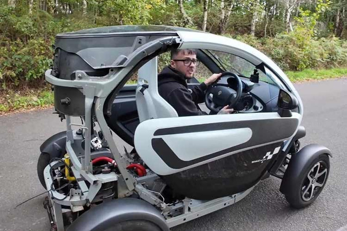 Cụ thể, DM Performance đã loại bỏ động cơ nguyên bản và thay thế bằng hệ truyền động của Stark Varg - mẫu mô tô cào cào điện mạnh nhất hiện nay. Kết quả là công suất của xe tăng vọt lên 80 mã lực, biến chiếc xe tí hon thành một con quái vật thực thụ trên đường đua.