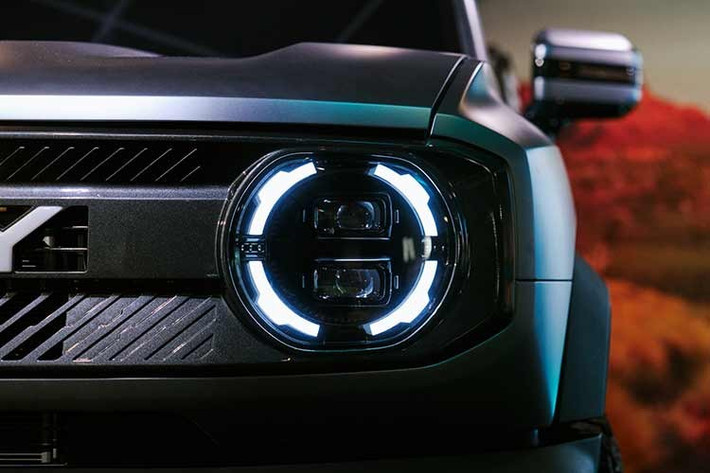 Có thể thấy điều này qua phần đầu xe bán tải Chery KP31 được thiết kế phẳng với lưới tản nhiệt kéo dài toàn chiều ngang, đèn pha tròn và cản trước bằng nhựa to bản, gợi nhớ mạnh mẽ tới mẫu xe việt dã của Mỹ.