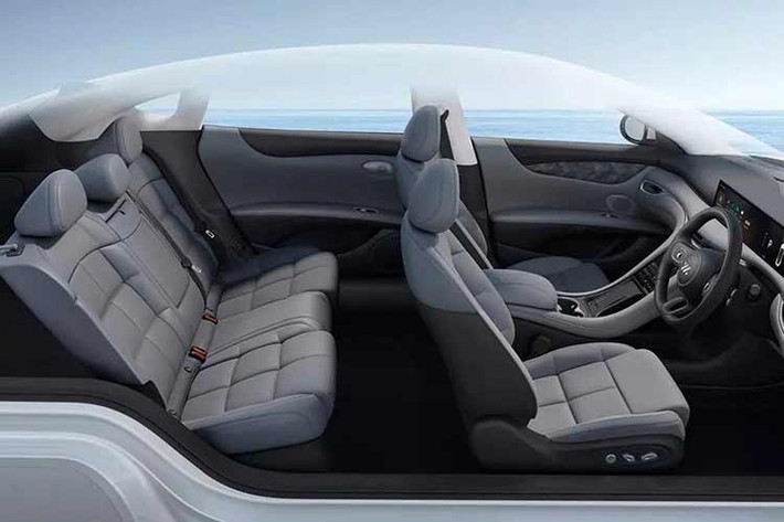 Ngoài ra, nội thất của MG IM5 còn sở hữu trang bị cực kỳ dồi dào. Theo đó, mẫu sedan thuần điện này mnag trên mình những trang bị tiêu chuẩn như ghế chỉnh điện 6 hướng/sưởi/thông gió/hỗ trợ lưng ghế, cửa sổ trời toàn cảnh cách nhiệt cỡ lớn, đèn viền nội thất 256 màu, hộc làm mát dưới bệ tì tay hàng ghế trước và hệ thống khử ồn mặt đường của MG.