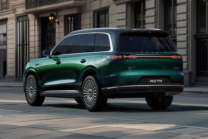 Phía sau nổi bật với cụm đèn hậu thấu kính hoạ tiết kim cương, kết hợp đèn phanh trên cao và camera sau. Các chi tiết mạ chrome tinh tế bố trí dọc thân xe, tạo cảm giác sang trọng.