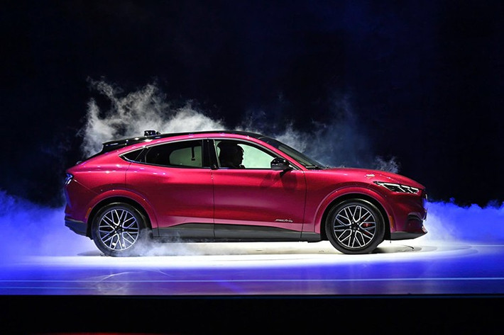 Gia nhập phân khúc xe điện tại Việt Nam, Ford Mustang Mach-E 2026 mới sở hữu thiết kế ngoại thất dễ dàng nhập ra nhờ những đặc trưng như nắp ca-pô dài, đường dập gân cơ bắp bên sườn, cụm đèn pha sắc sảo và cụm đèn hậu ba thanh mang tính biểu tượng.