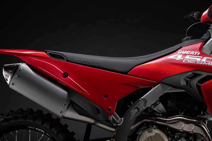 Song song với đó, hãng cũng giới thiệu bộ sưu tập trang phục kỹ thuật dành riêng cho người lái, được thiết kế với sự hợp tác của Drudi Performance và thương hiệu đồ bảo hộ mô tô Alpinestars.