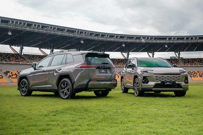 Toyota Philippines đã chính thức cho ra mắt và công bố giá bán của mẫu xe SUV RAV4 2026, cho thấy mẫu C-CUV hybrid này tiếp tục được định vị ở nhóm cao của phân khúc. Theo thông tin từ hãng xe Nhật Bản, xe có hai phiên bản sử dụng hệ truyền động hybrid kết hợp hệ dẫn động AWD.