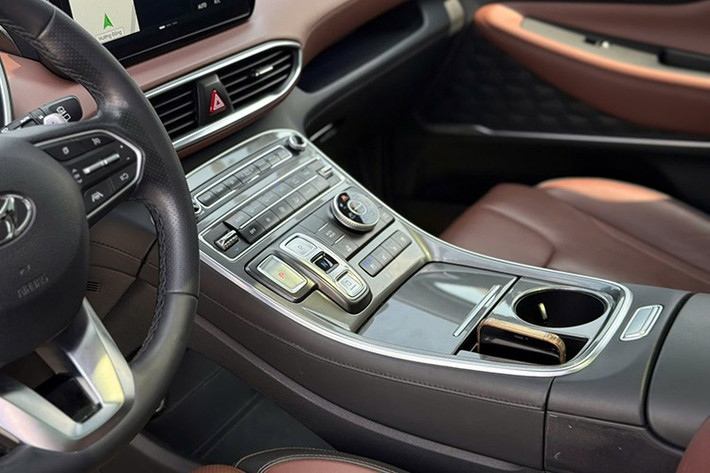 "Santa Fe đời mới bán chậm một phần vì thiết kế chưa hợp thị hiếu người dùng. Quan trọng hơn, động cơ dầu vốn bền bỉ, tiết kiệm nhiên liệu đã bị loại bỏ, thay bằng động cơ xăng nên nhiều khách hàng không mặn mà", một người dùng tìm mua xe Hyundai SantaFe đời cũ máy dầu cho hay.