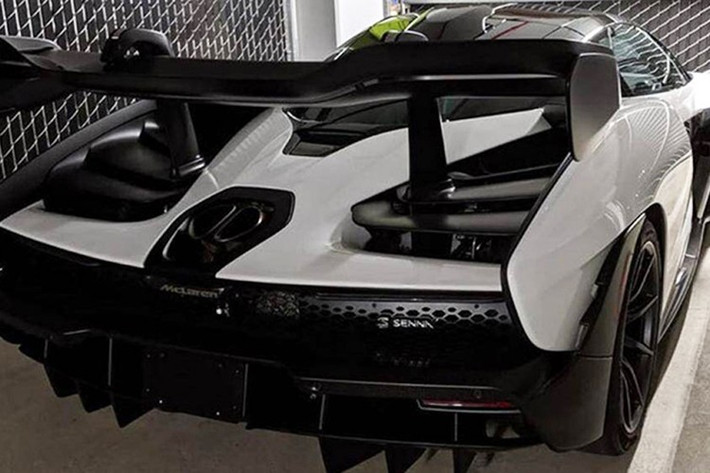 Sức mạnh của siêu phẩm McLaren Senna được truyền về trục bánh sau thông qua hộp số ly hợp kép 7 cấp, nhờ đó, mẫu xe hypercar của Anh quốc chỉ cần thời gian 2,8 giây để tăng tốc từ vị trí xuất phát lên 100 km/h trước khi đạt vận tốc tối đa 341 km/h.
