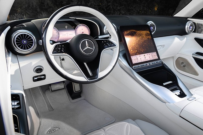 Những điểm nổi bật khác bao gồm bộ mâm 21 inch độc quyền, lưới tản nhiệt phía trước phát sáng, logo Maybach trên đèn hậu, các chi tiết mạ crôm ở ngoại thất, họa tiết PixelPaint Mercedes-Maybach tùy chọn trên nắp capo, các chi tiết mạ crôm, điểm nhấn vàng hồng...