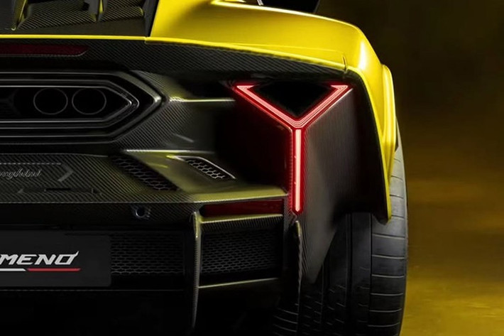 Cụm đèn LED của xe hình chữ Y và bốn ống xả đặt chính giữa.