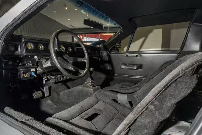 Chiếc xe này được đấu giá nhưng lại không có con số nào để tham khảo, lý do xe bị rao bán như một phần của quá trình thanh lý bảo tàng ô tô Klairmont Kollections ở Chicago.