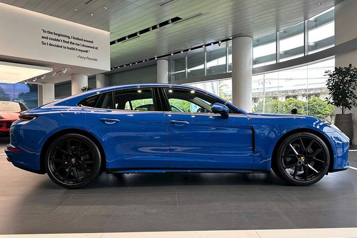 Đầu tiên đây là 1 chiếc xe Porsche Panamera hoàn toàn mới, chưa đăng ký, và nhiều khả năng là xe của khách đặt về nhưng chờ lâu quá nên muốn bán lại, nhìn vào bảng giá của xe là 6,42 tỷ đồng, còn phần tùy chọn thêm là 1,664 tỷ đồng, khiến cho tổng giá trị của xe lên thành 8,08 tỷ đồng.