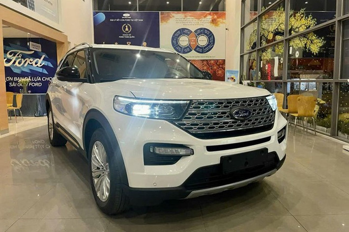 Đứng ở vị trí thứ hai là Ford Explorer với 10 xe bán ra, giảm 23.1% so với 13 chiếc ở tháng trước. Dù mức giảm không quá sâu nhưng doanh số thấp phần nào cho thấy SUV cỡ lớn Mỹ vẫn chưa thể chinh phục được số đông người tiêu dùng Việt.