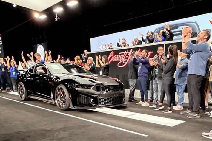 Phiên bản đặc biệt của xe có hai màu, màu đen Shadow Black, và màu trắng Oxford (có thể tùy chọn thêm mái xe sơn đen). Xe sử dụng động cơ V8 tăng áp 5.2 lít dưới nắp ca-pô và Ford cho rằng sẽ bơm ra hơn 700 mã lực đó.