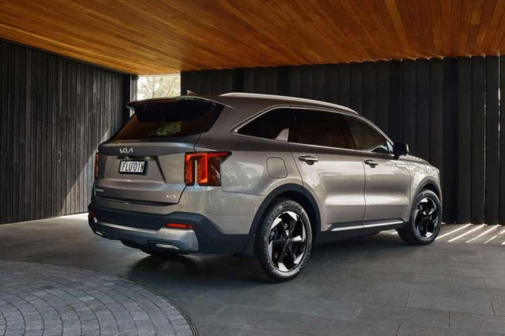 Đi cùng là cảm biến phát hiện tay đặt trên vô lăng, hoạt động kết hợp với cảm biến mô-men xoắn, nhằm đảm bảo người lái vẫn kiểm soát xe, ngăn ngừa việc lạm dụng tính năng hỗ trợ. Ngoài ra, Kia Sorento 2026 cũng được bổ sung đèn viền nội thất trên cánh cửa trước cho biến thể GT-Line, góp phần nâng tầm không gian nội thất.