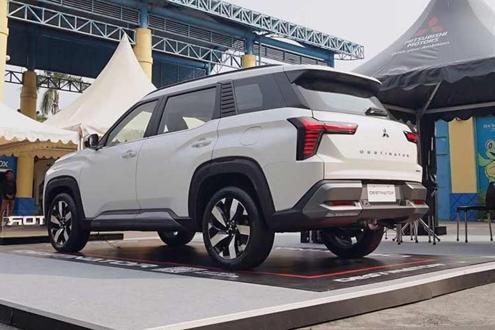Về thiết kế, Destinator HEV hoàn toàn mới mang phong cách hiện đại với phần đầu xe gợi liên tưởng đến Mitsubishi Xforce kết hợp cùng một số chi tiết lấy cảm hứng từ Outlander PHEV. Xe được phát triển trên cấu trúc khung gầm monocoque, theo triết lý thiết kế “Gravitas &amp; Dynamism”, hướng đến sự bề thế và năng động.