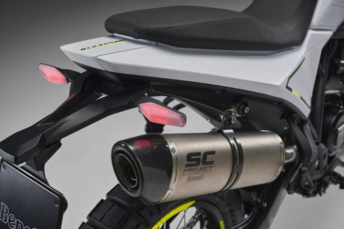 Giảm xóc đơn phía sau của xe có thể điều chỉnh tải trước và hồi, kết nối với gắp sau thông qua cơ cấu liên kết, đảm bảo xe vận hành ổn định ở đa dạng nhiều loại địa hình khác nhau.