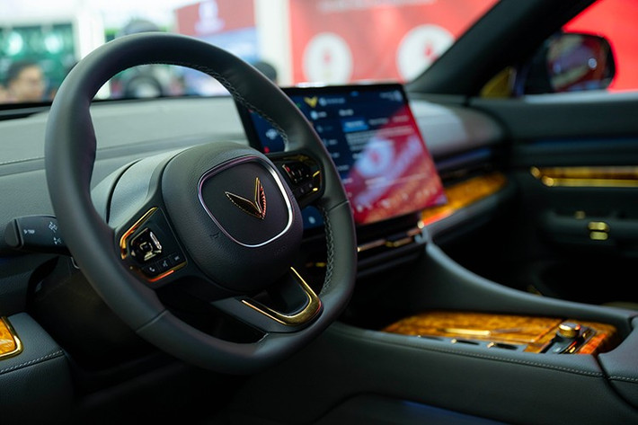 Bên trong Lạc Hồng 900 LX là không gian nội thất 2 hàng ghế với 5 chỗ ngồi. Nội thất được ốp, bọc và mạ bởi các loại vật liệu cao cấp như gỗ quý Golden Nanmu, da Nappa hay vàng thật. Toàn bộ chi tiết mạ vàng trong và ngoài xe đều được làm hoàn toàn thủ công.