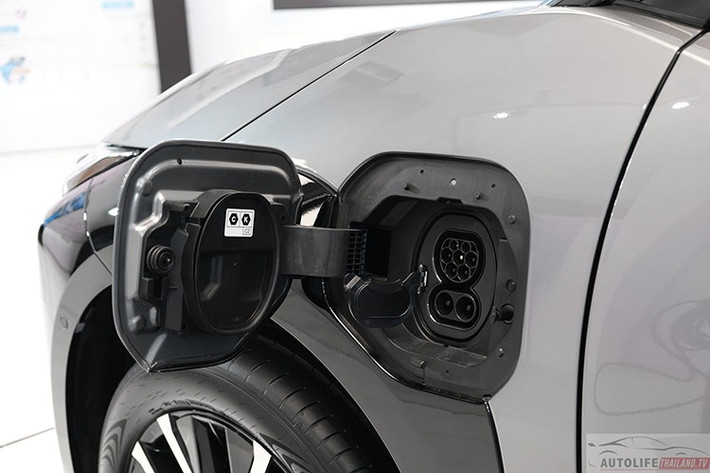 Trong khi đó, bản Long Range AWD mạnh mẽ hơn với hai mô-tơ điện công suất tổng 343 mã lực, dẫn động bốn bánh toàn thời gian, tăng tốc 0–100 km/h chỉ trong 5,1 giây, quãng đường tối đa 570 km (NEDC) hoặc 481 km (WLTP). Cả hai phiên bản đều hỗ trợ sạc nhanh DC tối đa 150 kW, có thể nạp từ 10% đến 80% dung lượng pin trong 28 phút.