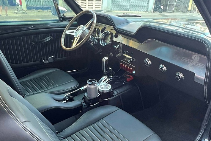 Riêng động cơ đã được các thợ độ trang bị thêm cả phun xăng điện tử để có thể đảm bảo dù có dung tích 7.0L nhưng động cơ vẫn không "ngốn" quá nhiều nhiên liệu. Ngoài ra, hộp số sàn 5 cấp cũng đã được thay thế bằng hộp số bán tự động 3 cấp Performance Automatic PASS26103 C4 để sử dụng thuận tiện hơn.