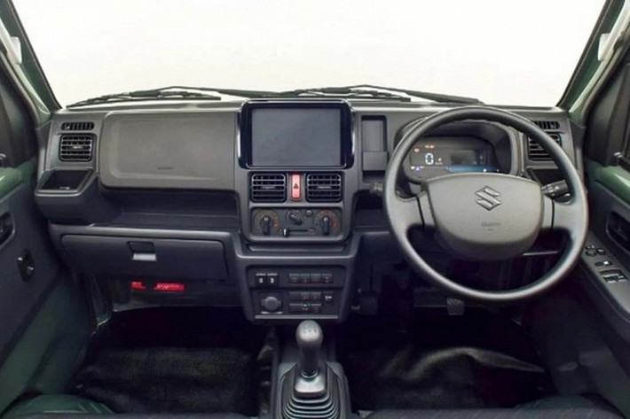 Dù nội thất không thể che giấu được sự lỗi thời, ít nhất Suzuki đã cải thiện được thông số kỹ thuật. Mỗi mẫu xe giờ đây đều trang bị cụm đồng hồ kỹ thuật số nằm phía sau vô-lăng hai chấu, mang hơi hướng cổ điển hơn là hiện đại, giống như được lấy thẳng từ một chiếc xe tải chở hàng những năm 1990.