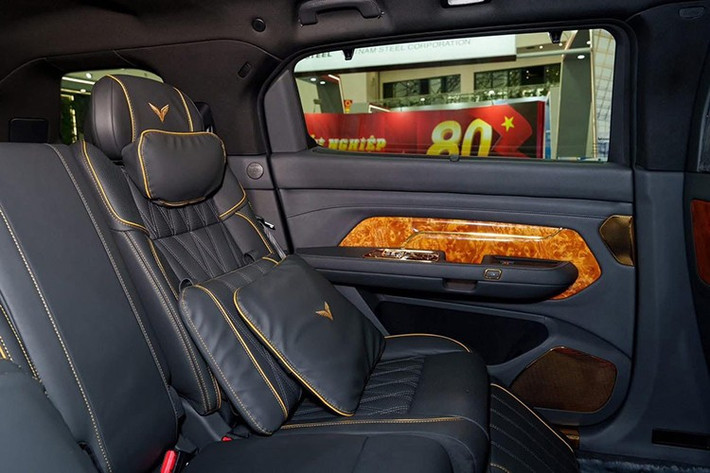 VinFast Lạc Hồng 900 LX vốn được phát triển dựa trên mẫu SUV điện cỡ lớn VF9 bản Plus. Do đó, xe được trang bị 2 mô-tơ điện với tổng công suất 300 kW (402 mã lực) và mô-men xoắn cực đại 620 Nm.