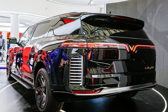 Theo nhân viên tư vấn bán hàng tại đại lý, Lạc Hồng 900 LX có thể được giảm giá trực tiếp 4% dựa trên giá niêm yết, tương đương 200 triệu đồng. Bên cạnh đó, hãng còn áp dụng ưu đãi cho khách hàng đáp ứng các điều kiện như hạng VinClub, tặng điểm VPOINT hoặc hỗ trợ chuyển đổi từ xe xăng sang ôtô điện.