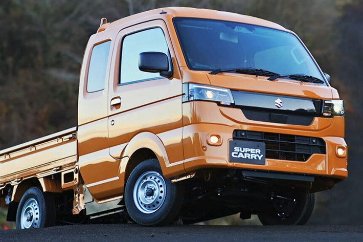 Người mua có thể lựa chọn giữa hệ dẫn động cầu sau hoặc dẫn động 4 bánh. Hệ dẫn động 4 bánh cũng có sẵn với khóa vi sai và chức năng hỗ trợ thoát bùn mới, cho phép xe di chuyển xa hơn trên những con đường gồ ghề nhờ chiều dài cơ sở ngắn và khoảng sáng gầm 273 mm.