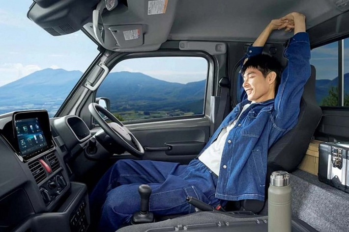 Không có hệ thống thông tin giải trí tích hợp sẵn, mặc dù phần khoét ở giữa có thể chứa màn hình cảm ứng 8 inch nếu muốn. Tính thực dụng được tăng cường nhờ các hốc đựng cốc mới bên dưới cửa gió, và hành khách giờ đây được hưởng lợi từ tay nắm hỗ trợ ghế ngồi. Hơn nữa, ghế hành khách có thể gập lại thành bàn, và có một khay đựng đồ phía trên kính chắn gió.