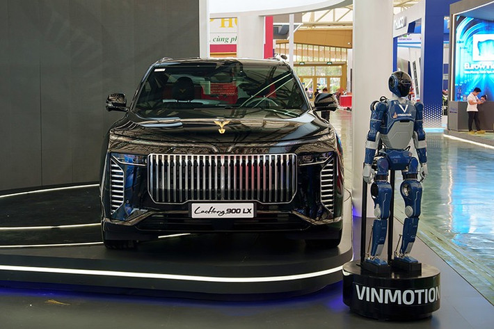 VinFast Lạc Hồng 900 LX đang thu hút sự quan tâm lớn từ người tiêu dùng và giới chuyên môn. Với phiên bản thương mại mở bán, thiết kế khác biệt cùng nội thất cao cấp, mẫu SUV kéo dài này được kỳ vọng sẽ mở ra một phân khúc hoàn toàn mới cho VinFast – xe sang thương gia phục vụ khách VIP.