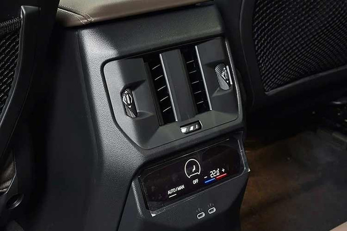 Các tiện ích cao cấp khác như vô-lăng M Sport 3 chấu, điều hòa tự động 3 vùng độc lập và cửa sổ trời toàn cảnh vẫn là những tiêu chuẩn giúp nâng tầm trải nghiệm xa xỉ cho hành khách.