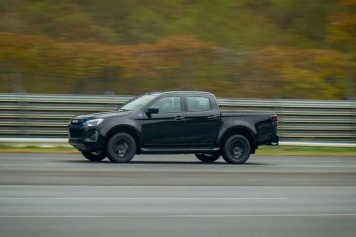 Một đại diện của Isuzu từng chia sẻ với Drive tại triển lãm ôtô Tokyo 2025 rằng, công nghệ hybrid là một cách để duy trì sự tồn tại của xe bán tải trong bối cảnh các quy định về khí thải ngày càng nghiêm ngặt hơn.