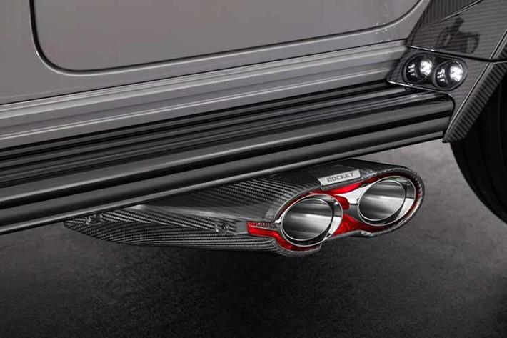 Hệ thống ống xả hiệu suất cao BRABUS ROCKET làm từ thép không gỉ, với ống xả thoát bên đặt phía trước bánh sau hai bên xe, tạo nên âm thanh đặc biệt. Van điều chỉnh âm thanh ống xả, cho phép tài xế chọn giữa chế độ êm ái hoặc âm thanh V8 đặc trưng.