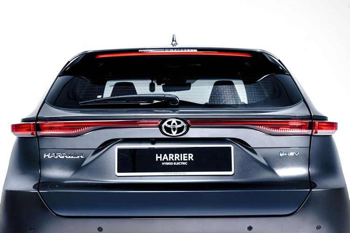 Hiện tại, Harrier 2.5 HEV là phiên bản duy nhất còn được phân phối tại Malaysia, thay thế cho biến thể 2.0 Luxury ra mắt năm 2020, vốn sử dụng động cơ xăng 2.0 lít hút khí tự nhiên công suất 173 PS.