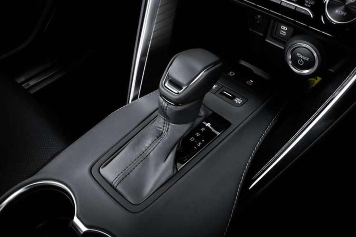 Trang bị an toàn thụ động gồm 7 túi khí, dây đai an toàn ba điểm có căng đai và giới hạn lực, cùng móc ghế trẻ em ISOFIX cho hàng ghế sau. Xe cũng được trang bị hệ thống viễn thông, camera hành trình trước/sau và phim cách nhiệt an ninh.