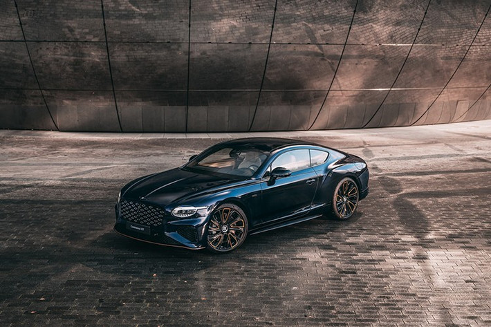 Hơn 200 khách mời từ Bentley Leusden, Bentley Rotterdam và Bentley Maastricht đã được chiêm ngưỡng 3 chiếc Bentley Mulliner qua hình thức thực tế ảo, sau đó tham dự bữa tiệc tối đặc biệt trong Gallery of Honour của bảo tàng. 3 chiếc Continental GT mang tên “Rembrandt” (mui trần), “Vermeer” và “Van Gogh” lần lượt tái hiện bảng màu cùng họa tiết đặc trưng của từng danh họa, chuyển hóa tầm nhìn nghệ thuật của họ vào thế giới Bentley.