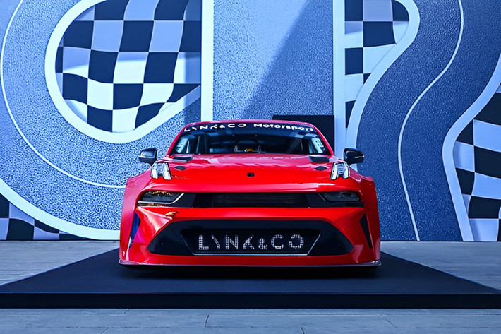 Kết quả, khối động cơ trên Lynk &amp; Co 03+ TCR 2026 mới đạt sức mạnh 345,2 mã lực và 420Nm, kết hợp hộp số tuần tự "Xtrac 1046" 6 cấp với lẫy chuyển số, cấu hình thường thấy trên các mẫu xe đua chuyên nghiệp.