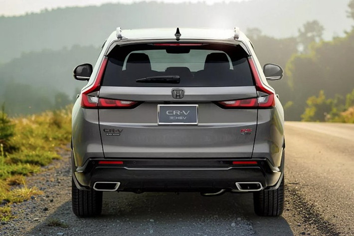 Cả hai phiên bản đều được trang bị hệ truyền động hybrid gồm động cơ xăng 2.0L kết hợp với hai mô-tơ điện và hộp số E-CVT. Hệ dẫn động cầu trước là trang bị tiêu chuẩn trên bản RS, trong khi khách hàng có thể tùy chọn hệ dẫn động bốn bánh toàn thời gian.