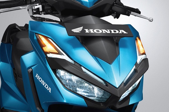 Dù với phiên bản nào, Vario 125 cũng có thân xe hoàn toàn mới. Vẫn giữ lại các đường nét sắc cạnh và cụm đèn trước dạng cánh chuồn đặc trưng, tuy nhiên đèn định vị nay đã có dạng LED dải chữ Y đẹp mắt. Phần đuôi xe cũng đã được vuốt nhọn hơn, kèm đèn hậu LED dẹt để đem tới vẻ ngoài thể thao.