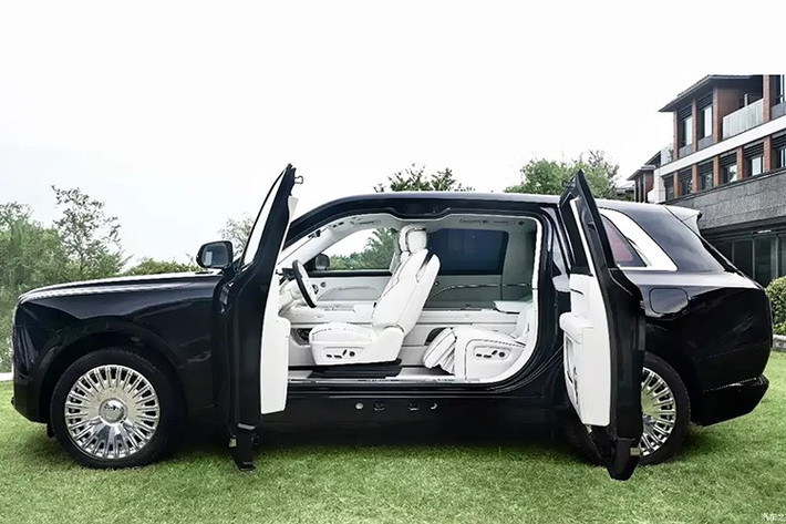 Theo trang tin Autohome, mẫu xe chưa có tên này sở hữu chiều dài nội thất tới 3,7 m. Trong khi đó, ghế sau mang phong cách ghế của khoang hạng nhất máy bay có thể ngả tới 145 độ và đi kèm khoảng duỗi chân lên đến 1,2 m.