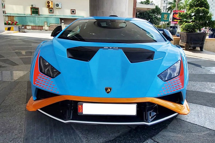 Chiếc Lamborghini Huracan STO hàng hiếm này thuộc sở hữu của 1 doanh nhân Vũng Tàu, TP.HCM. Đây hiện là xe duy nhất xuất hiện ở Việt Nam, khá thú vị là nó được nhập khẩu không chính hãng.