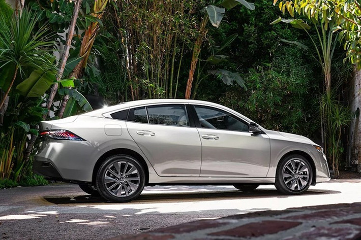 Thân xe Nissan Sentra 2026 được tinh chỉnh để dáng xe trông thấp hơn với đường viền thân xe gọn hơn, trụ C (C-pillar) được làm mềm mại, đuôi xe có thanh đèn hậu kéo rộng full-width tạo hiệu ứng hiện đại hơn.