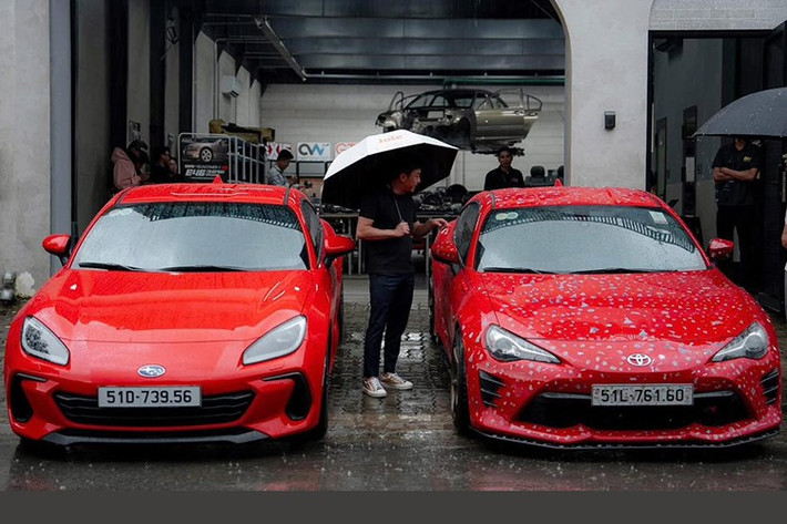 Trong loạt ảnh mới đăng tải trên trang cá nhân, tay chơi Cường Cường Đô la xuất hiện bên cạnh hai mẫu coupe thể thao đình đàm của Nhật Bản là Toyota 86 và Subaru BRZ thế hệ mới cùng "sẹc tông" màu đỏ bắt mắt.