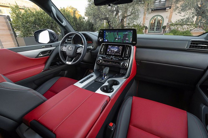 Cả LX 600 và LX 700h đều sử dụng nền tảng GA-F, xuất hiện lần đầu tiên vào năm 2022. Sự kết hợp giữa khung cứng, hệ thống treo trước xương đòn kép và hệ thống treo sau đa liên kết giúp xe có thể thoải mái leo dốc hoặc di chuyển trên đường cao tốc.