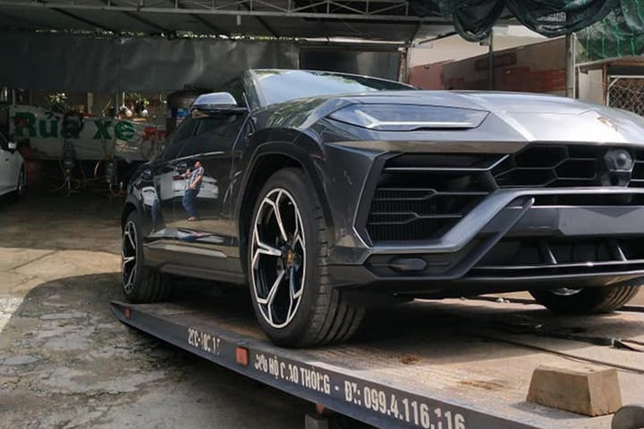 Chính vì thế đã làm dấy lên tin đồn đại gia Minh Nhựa mua siêu xe mới. Trước đó, việc đại gia này để mắt đến xe Lamborghini Urus SE đã được anh chia sẻ từ tháng 4 năm ngoái nhưng đến nay, chiếc xe này mới về đến Việt Nam, ngoại thất mang màu đen nhưng chưa rõ cấu hình nội thất ra sao.