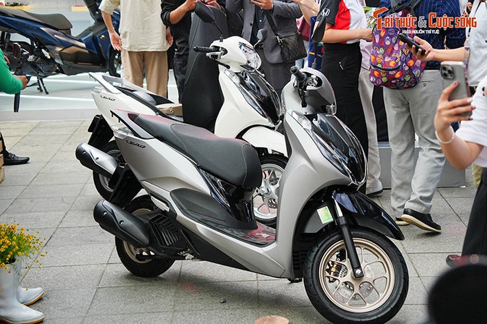 Phiên bản Lead 2026 được HVN giới thiệu với những cải tiến về thiết kế, trang bị và tính năng tiện ích, hướng đến hình ảnh hiện đại, tinh tế và phù hợp hơn với phong cách sống của phụ nữ đô thị. Mẫu xe được ra mắt với ba phiên bản gồm Tiêu chuẩn, Cao cấp và Đặc biệt, đi kèm bảng màu mới trẻ trung và cuốn hút.