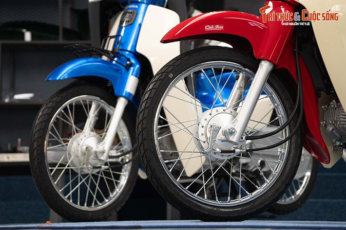 Cả hai phiên bản này đều phối màu đỏ chủ đạo, kết hợp yên xe bọc da, tay lái… màu xám cùng với viền bọc yên xe, ốp hai bên thân xe trang trí hình ảnh chú mèo Hello Kitty. Trên yếm trước và hai bên vè chắn bùn sau có thêm dòng chữ Hello Kitty màu trắng nổi bật trên nền đỏ.
